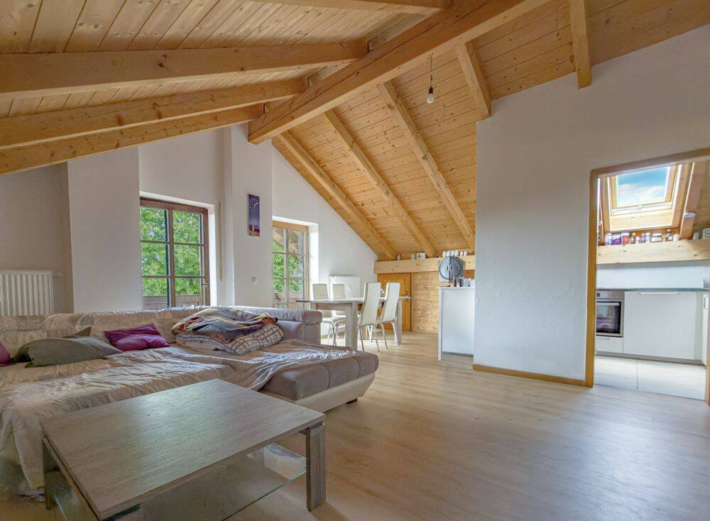 *Sonnige Wohnung, über 61m² Nutzfläche im Dachgeschoss*  Zentrumsnahe, Heizung 2025, Frei ab 01.12, 83624 Otterfing