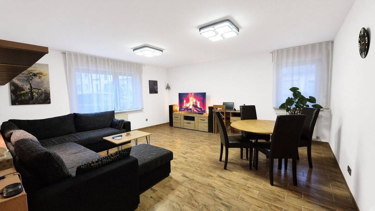 Großzügige 3-Zimmer-EG-Wohnung, Einbauküche, 2 Parkplätze, Keller, 55469 Holzbach