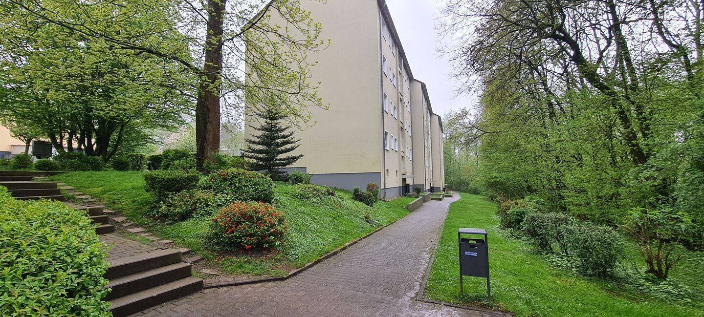 Junge Familien aufgepasst! 3, 5 Raum Wohnung im III.OG mit Loggia, direkt an einer schönen Grünanlage gelegen. Erstbezug nach Kernsanierung., 42899 Remscheid (Lennep Lüttringhausen)