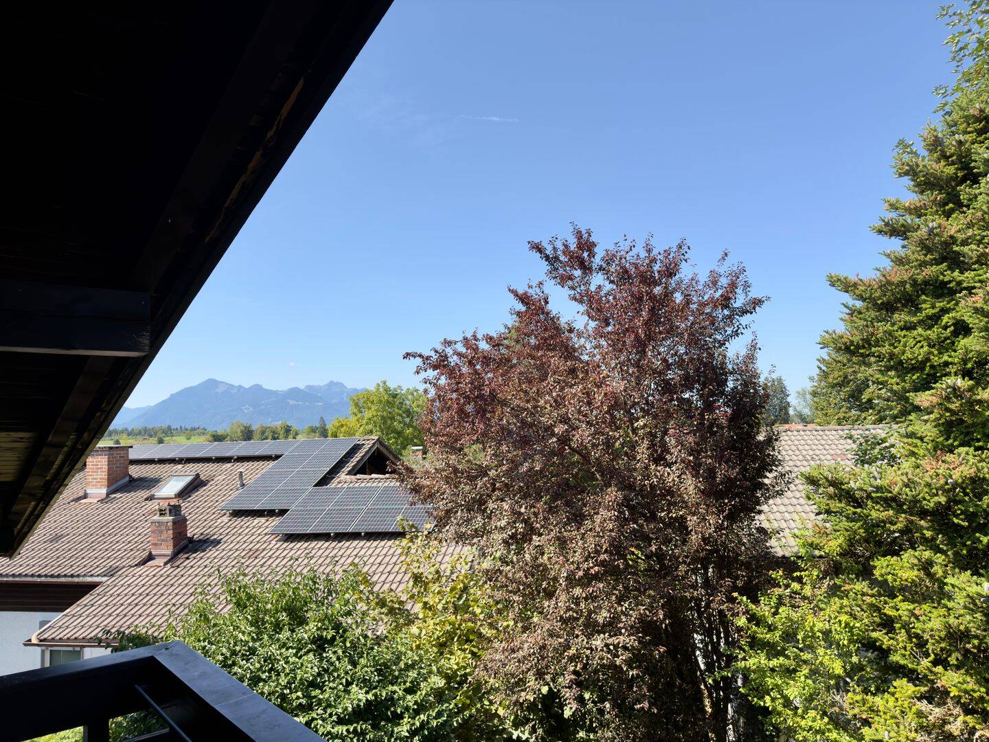 Modernisierte Dachgeschosswohnung mit Westbalkon, schönem Ausblick und Stellplatz in Grabenstätt, 83355 Grabenstätt