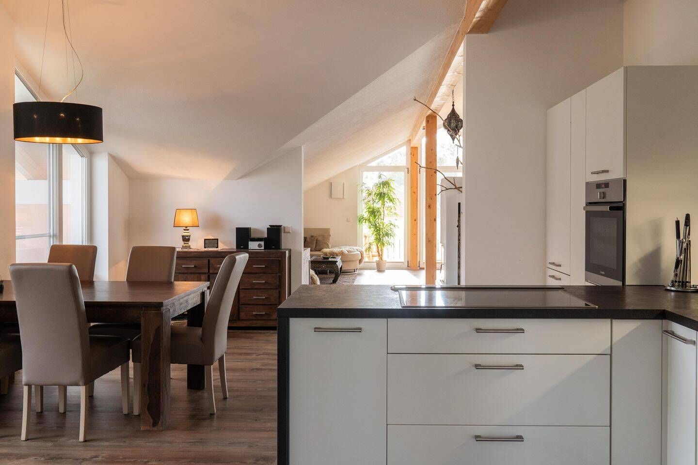 Exklusiv und außergewöhnlich – Moderne Dachgeschosswohnung mit Bergblick in Übersee am Chiemsee, 83236 Übersee