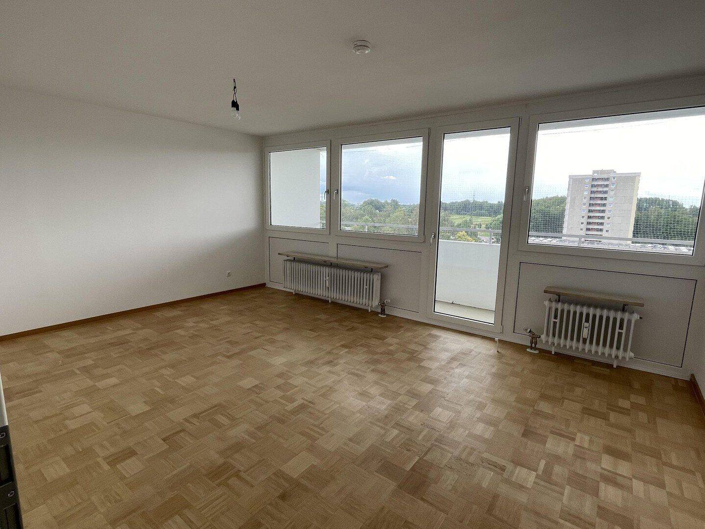 Frisch sanierte 3-Zimmer Wohnung mit großem Balkon und Aussicht! Sofort frei, 82178 Puchheim