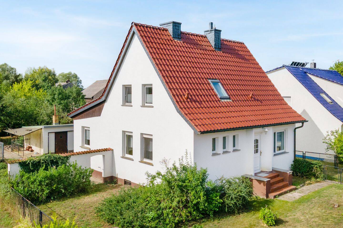 Inkl. Keller, drei Garagen, Nutzgarten u.v.m.: Teil-saniertes Einfamilienhaus in Friedland, 15848 Friedland