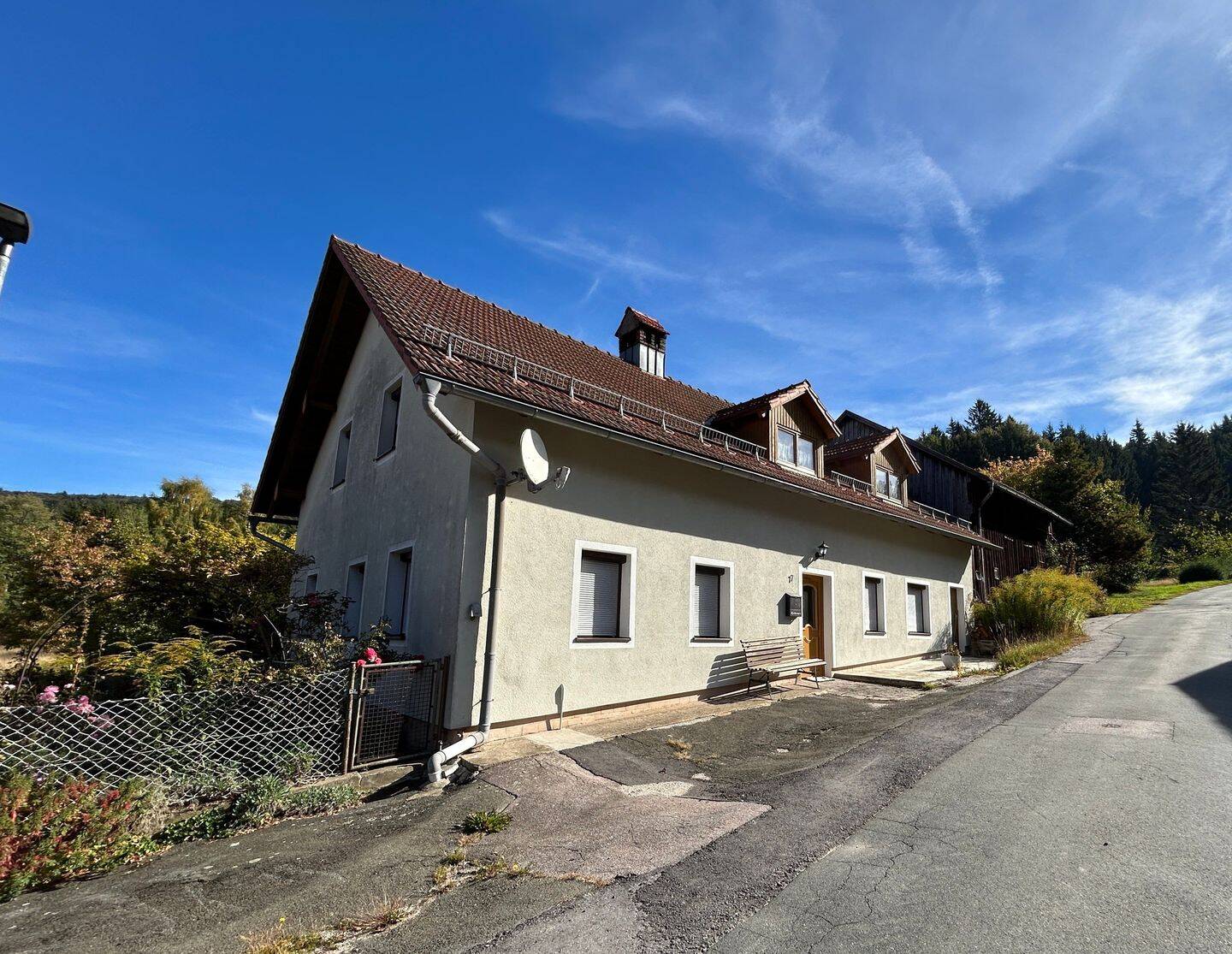 Einfamilienhaus mit Garagen, Scheune, Wald und Wiesen zu verkaufen!, 93449 Waldmünchen