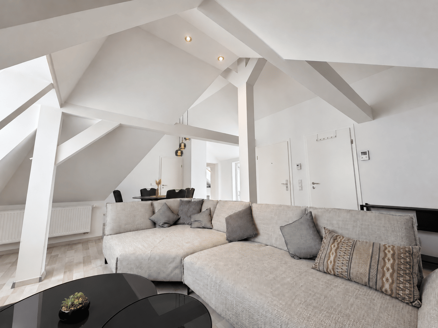 Traum im Dach: 3-Zi.-DG-Wohnung mit Loggia, frei, komplett möbliertprovisionsfrei, Nürnberg-Nibelungenviertel,, 90461 Nürnberg