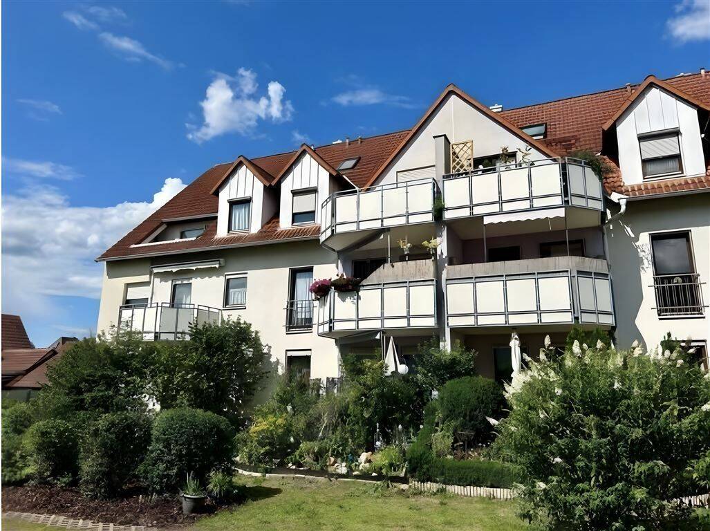Hoch hinaus in Baiersdorf: 3-Zimmer-Wohnung über 2 Etagen mit Galerie, Südbalkon, 2 Bädern, TG-Stellplatz & Dachausbaureserve, 91083 Baiersdorf
