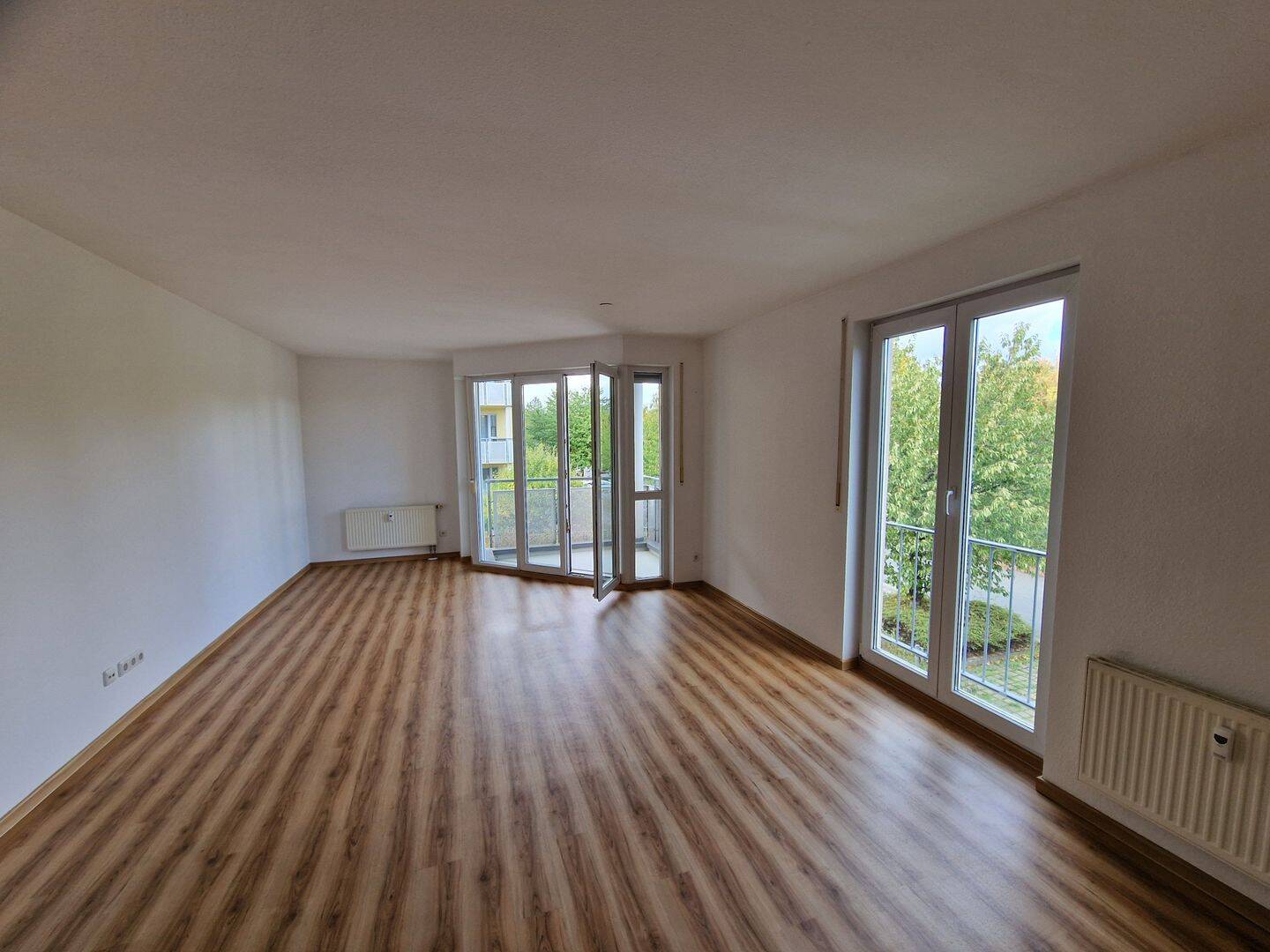 Frisch renovierte 3-Zimmer-Wohnung mit Balkon, Aufzug und Tiefgaragenstellplatz, 4435 Schkeuditz