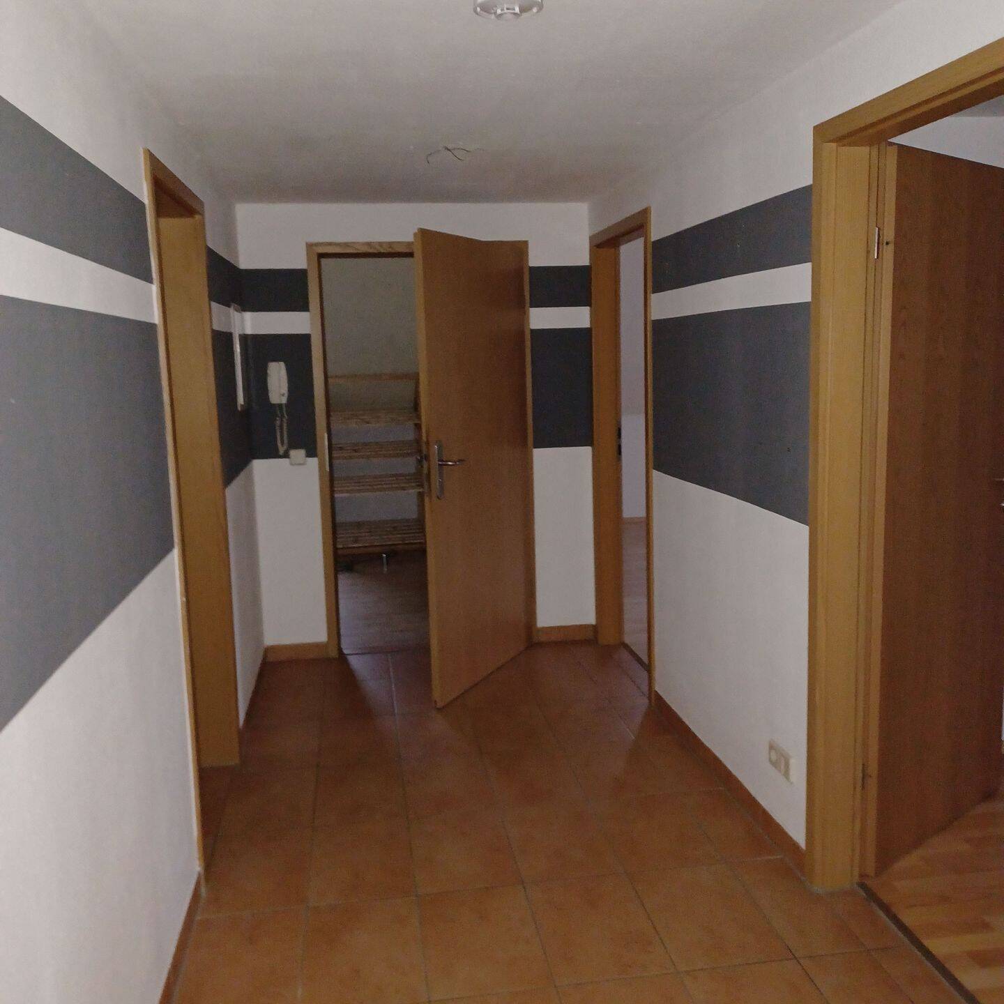 Große geräumige Dachgeschoss Wohnung 3 Raum Kirchberg zu vermieten, 8107 Kirchberg