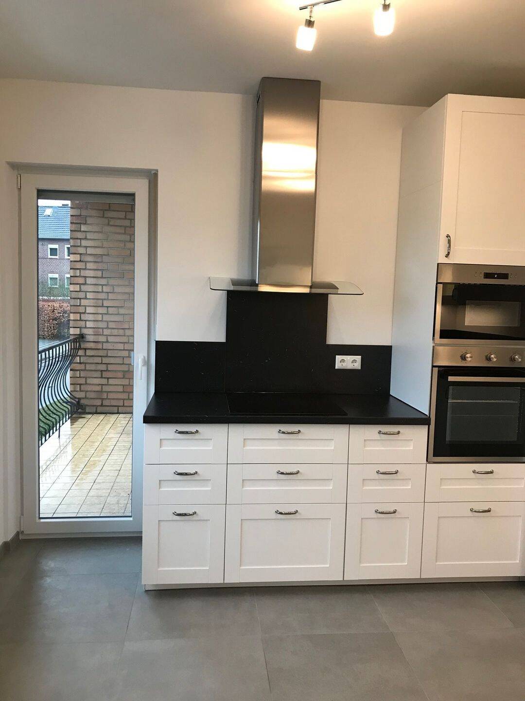 Großzügige, vollständig sanierte 4-Zimmer-Wohnung mit Balkon, Einbauküche und zwei Stellplätzen in Gillrath, 52511 Geilenkirchen