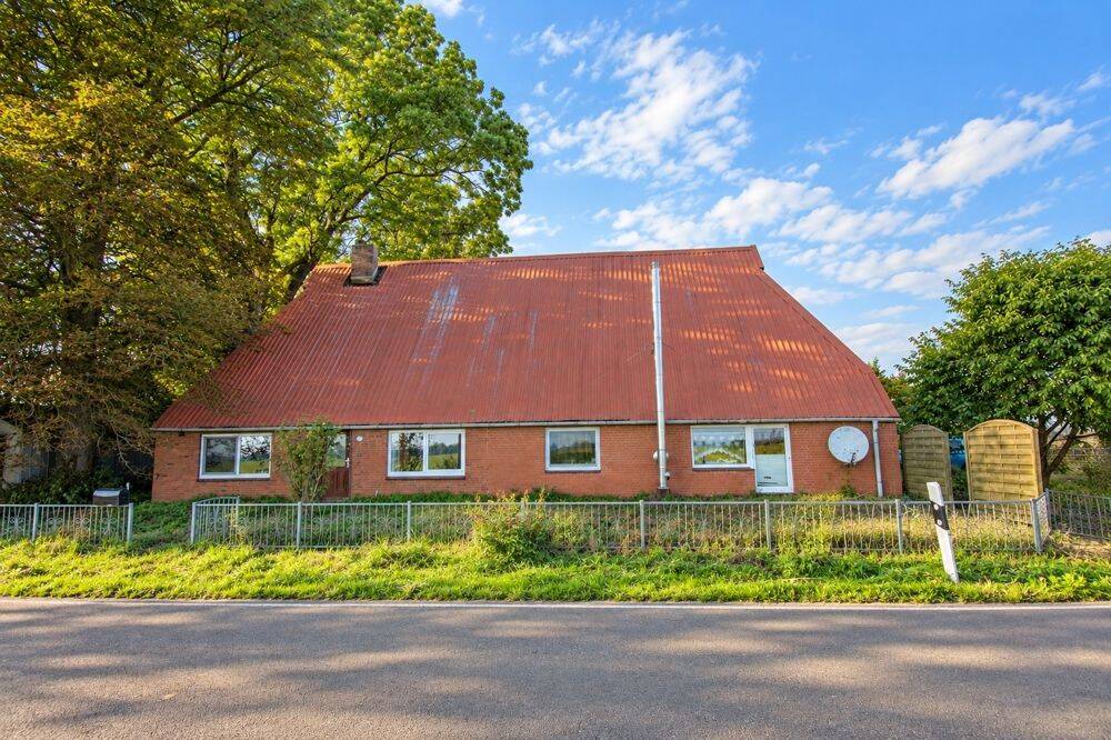 Viel Platz für neue Ideen: Resthof mit Hausweide in Alleinlage in Sankt Michaelisdonn, 25693 Sankt Michaelisdonn