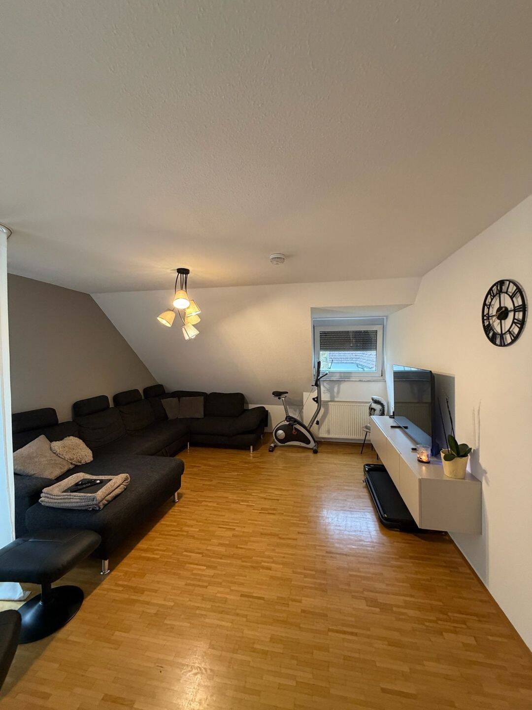 Gepflegte 2,5-Zimmer-Dachgeschosswohnung mit Balkon, EBK & TG-Stellplatz in Nagold, 72202 Nagold