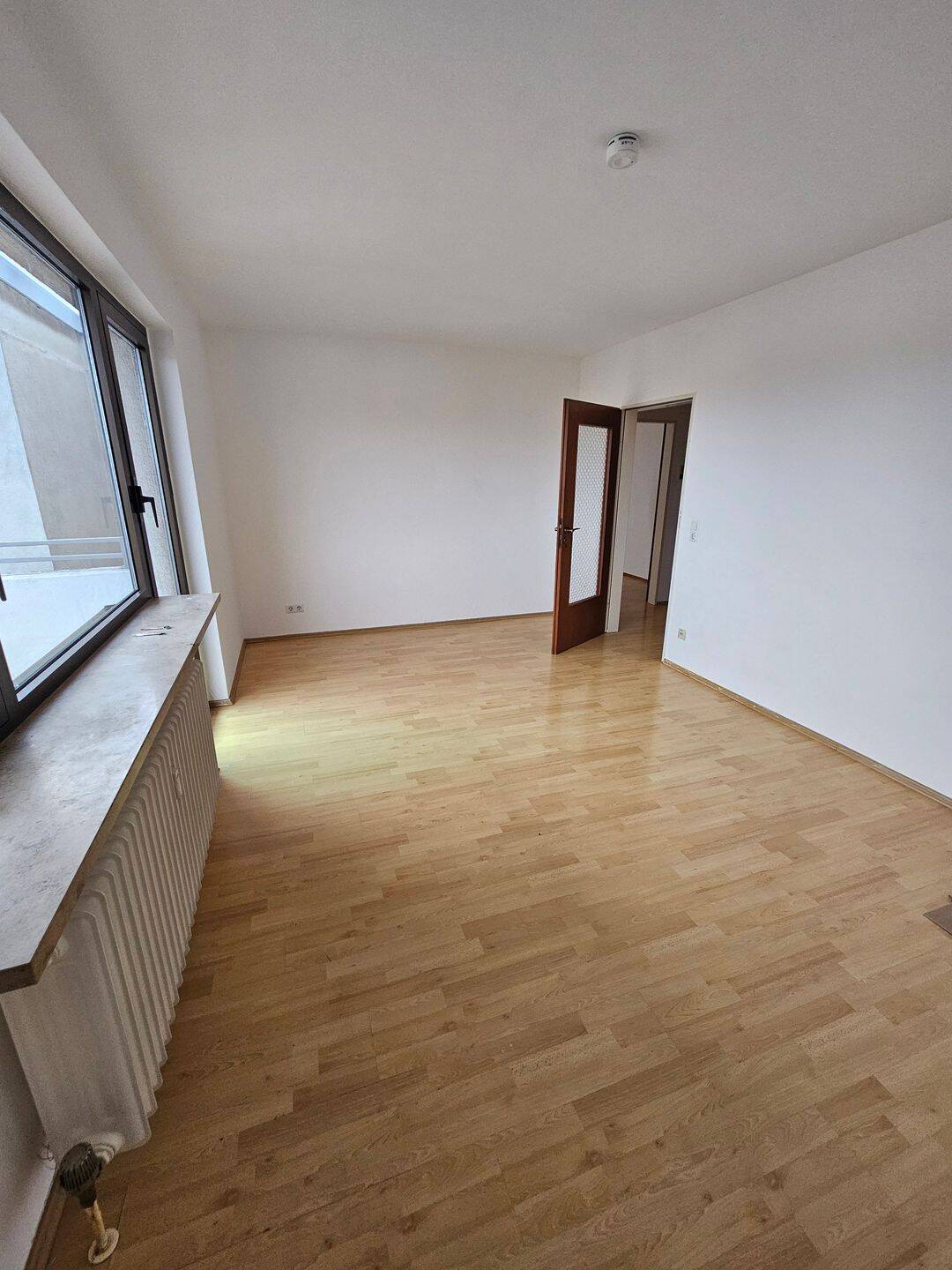 NIEDERRAD, schöne 2-ZW, teilrenoviert, Wannenbad, Laminatboden, Balkon in gepflegtem Haus!, 60528 Frankfurt am Main (Niederrad Sachsenhausen Schwanheim)