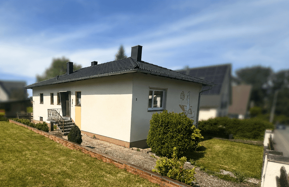 Großzügiger Bungalow mit neuem Dach, großem Grundstück & ca. 100 m² zusätzlicher Nutzfläche, 96114 Hirschaid