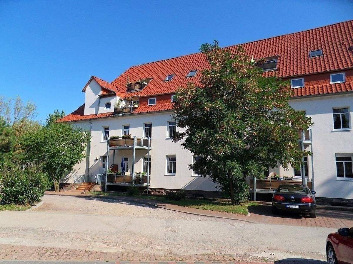 Helles, freundliches Zimmer in einer Senioren-WG mit großem Balkon – selbstständig wohnen und bei Bedarf bestens betreut sein!, 6217 Merseburg