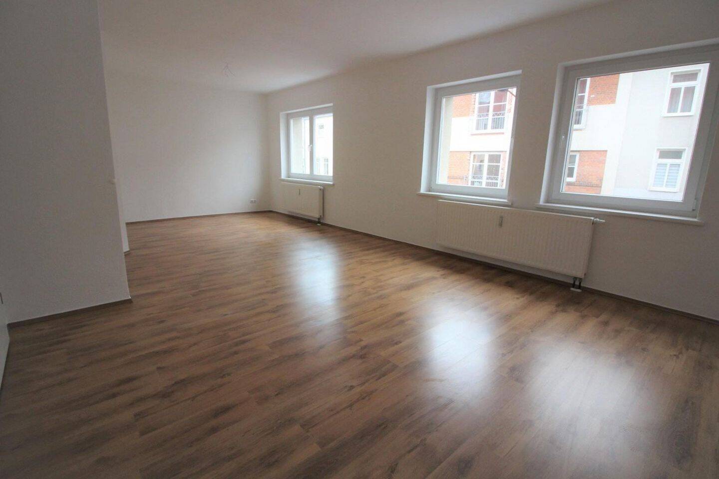 Hochwertige und schöne 5-Raumwohnung in guter Lage mit Balkon, 39124 Magdeburg (Neue Neustadt)