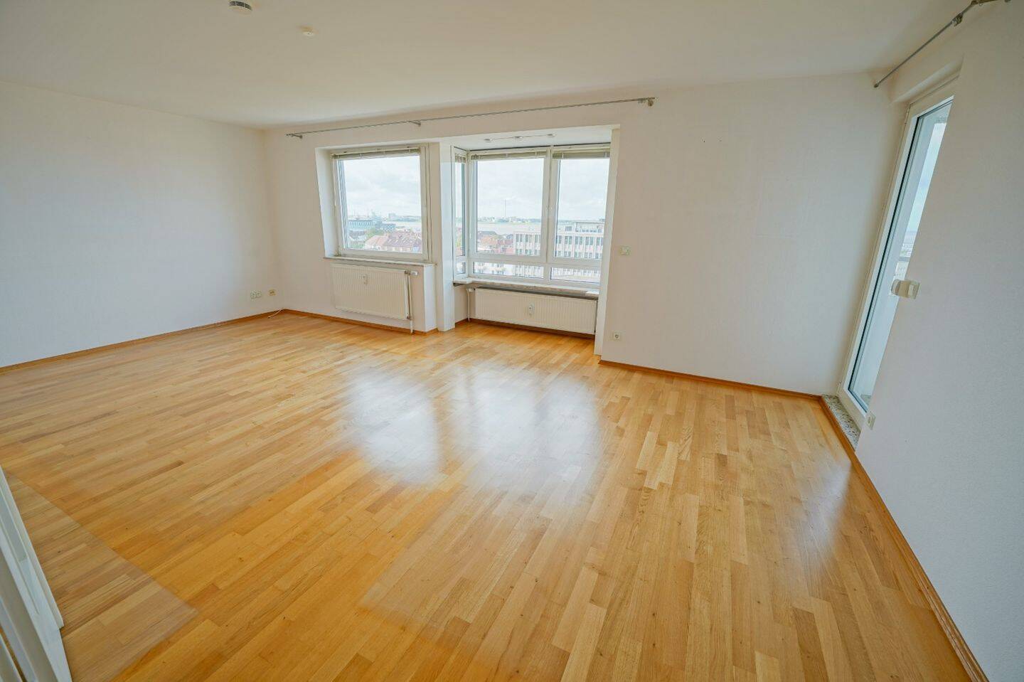 Zentrale 3-Zimmer-Wohnung mit Balkon, Weserblick und umfangreicher Sanierung um das Jahr 2000, 27570 Bremerhaven (Geestemünde)