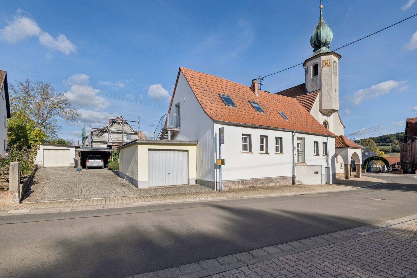 Gepflegtes Wohnen mit Wohlfühlambiente – Einfamilienhaus mit Kaminofen, Garten + 2 Garagen/Lohnsfeld, 67727 Lohnsfeld