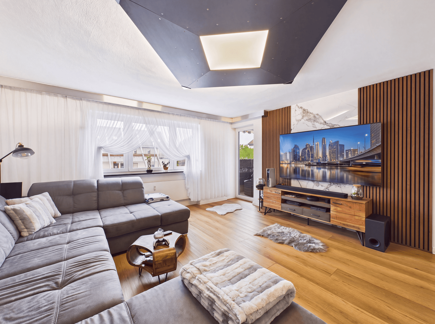 Sanierte 4-Zimmer-Wohnung mit Einbauküche, Südwestloggia & Aufzug in Neutraubling!, 93073 Neutraubling