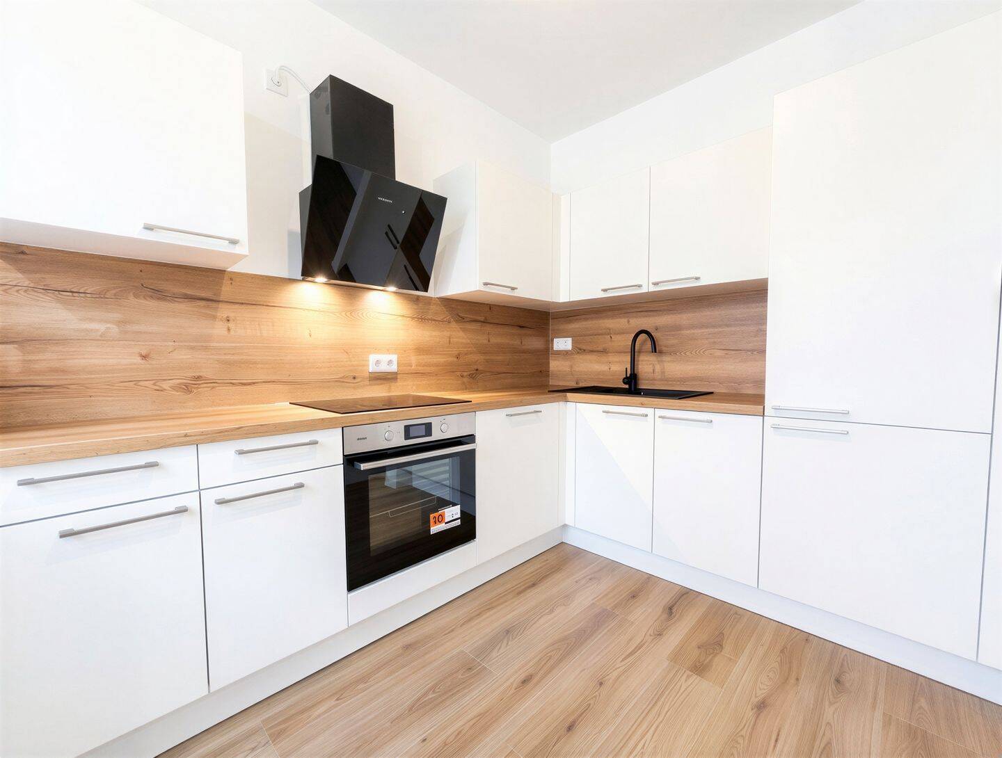 Erstbezug nach Sanierung! I Mit Balkon & neuer Einbauküche, 1159 Dresden