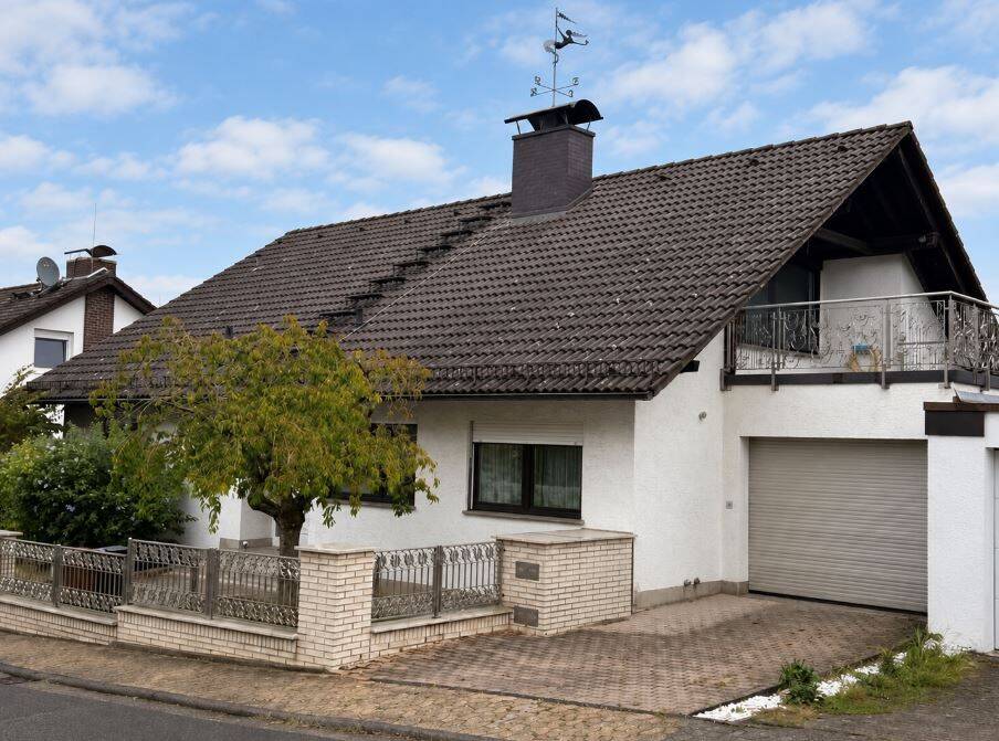 Wohnen mit Traumblick – Einfamilienhaus mit vermieteter Einliegerwohnung in Hofheim-Wildsachsen, 65719 Hofheim am Taunus