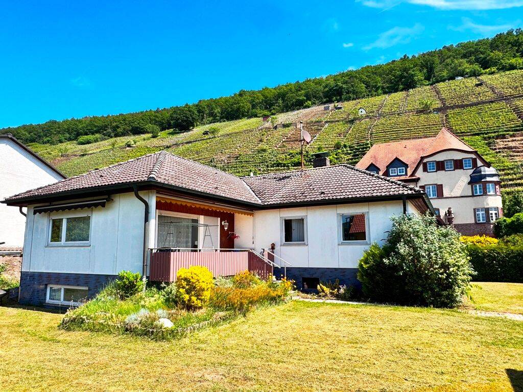Renovierungsbedürftiger Winkelbungalow auf großem Grundstück mit Weinbergblick, 63911 Klingenberg a. Main