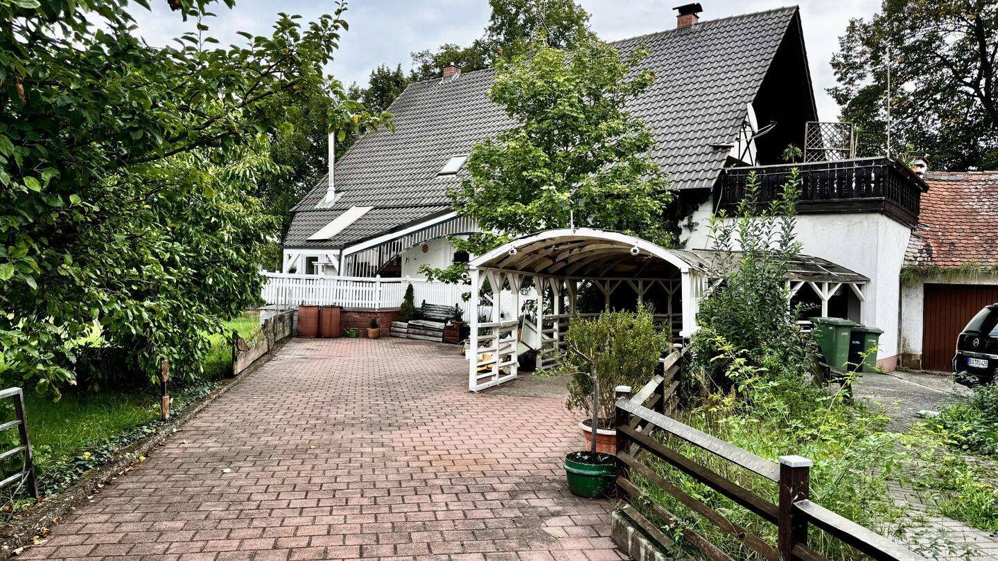 Freistehendes Zweifamilienhaus in familienfreundlicher Lage von Sassanfahrt. Provisionsfrei., 96114 Hirschaid