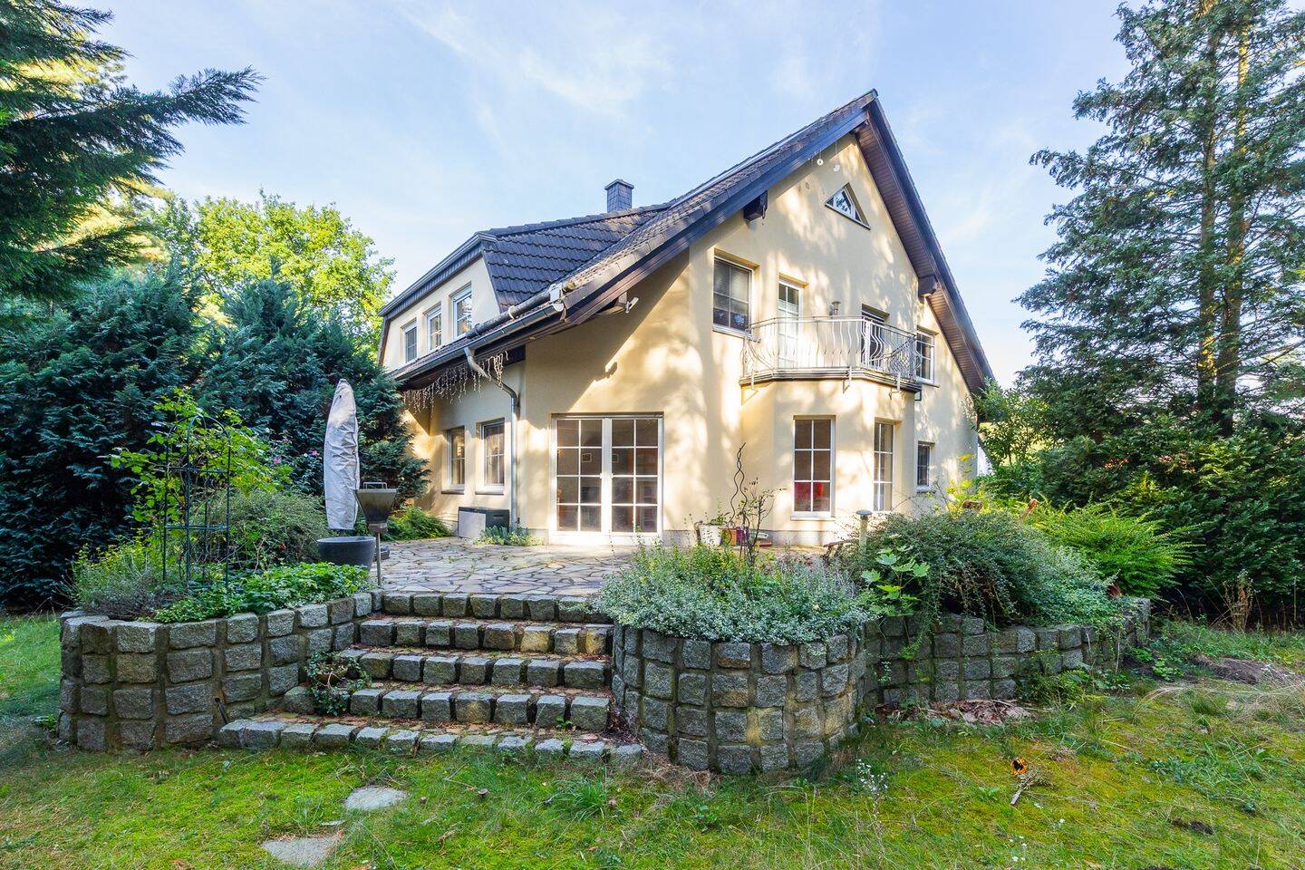 Inkl. Kamin, Fußbodenheizung, Terrasse, Doppelcarport u.v.m.: Doppelhaushälfte in Rehfelde, 15345 Rehfelde