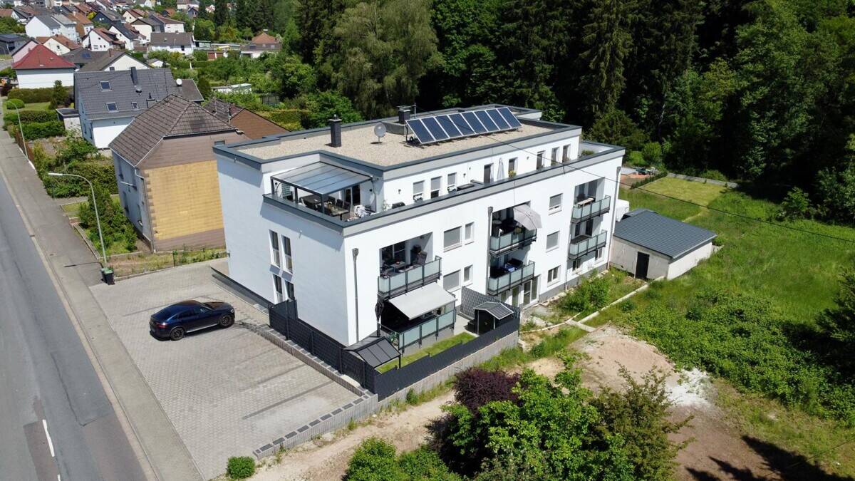 Moderne Neubauwohnung 3 ZKB mit Balkon, Garten und drei Stellplätzen in Wadgassen-Werbeln, 66787 Wadgassen