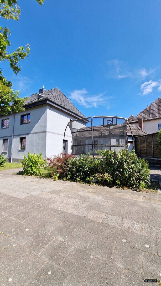 Doppelhaushälfte mit 4 Schlafzimmern, zwei Bädern und Garten, 47229 Duisburg (Bergheim Friemersheim Rheinhausen-Mitte)