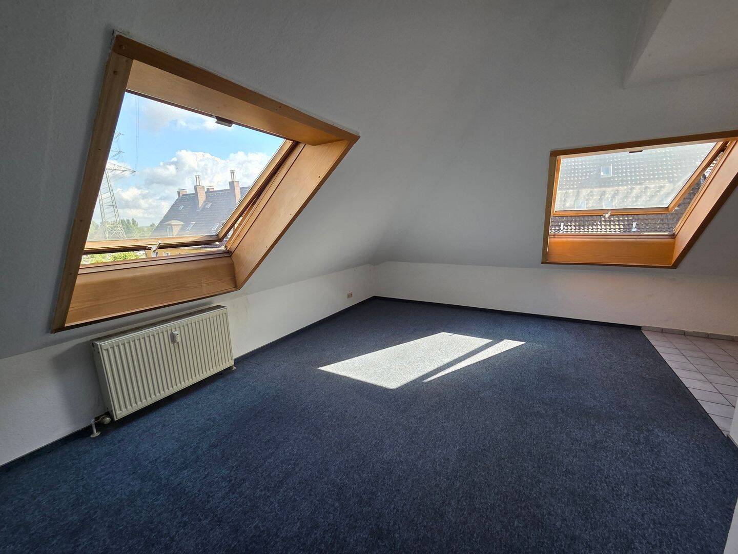 Helle Dachgeschosswohnung mit zwei Zimmern und Empore für Studenten oder Azubis, 45326 Essen (Altenessen-Nord Altenessen-Süd)