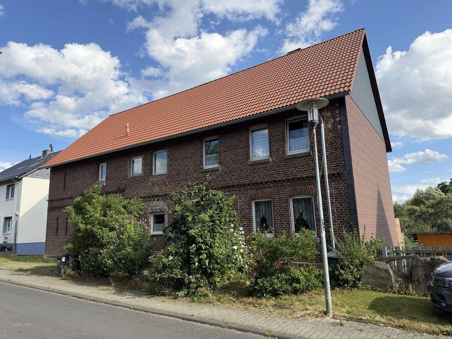 Ehemaliges Bauernhaus mit Scheune am Ortsrand von Hofgeismar-Hombressen, 34369 Hofgeismar