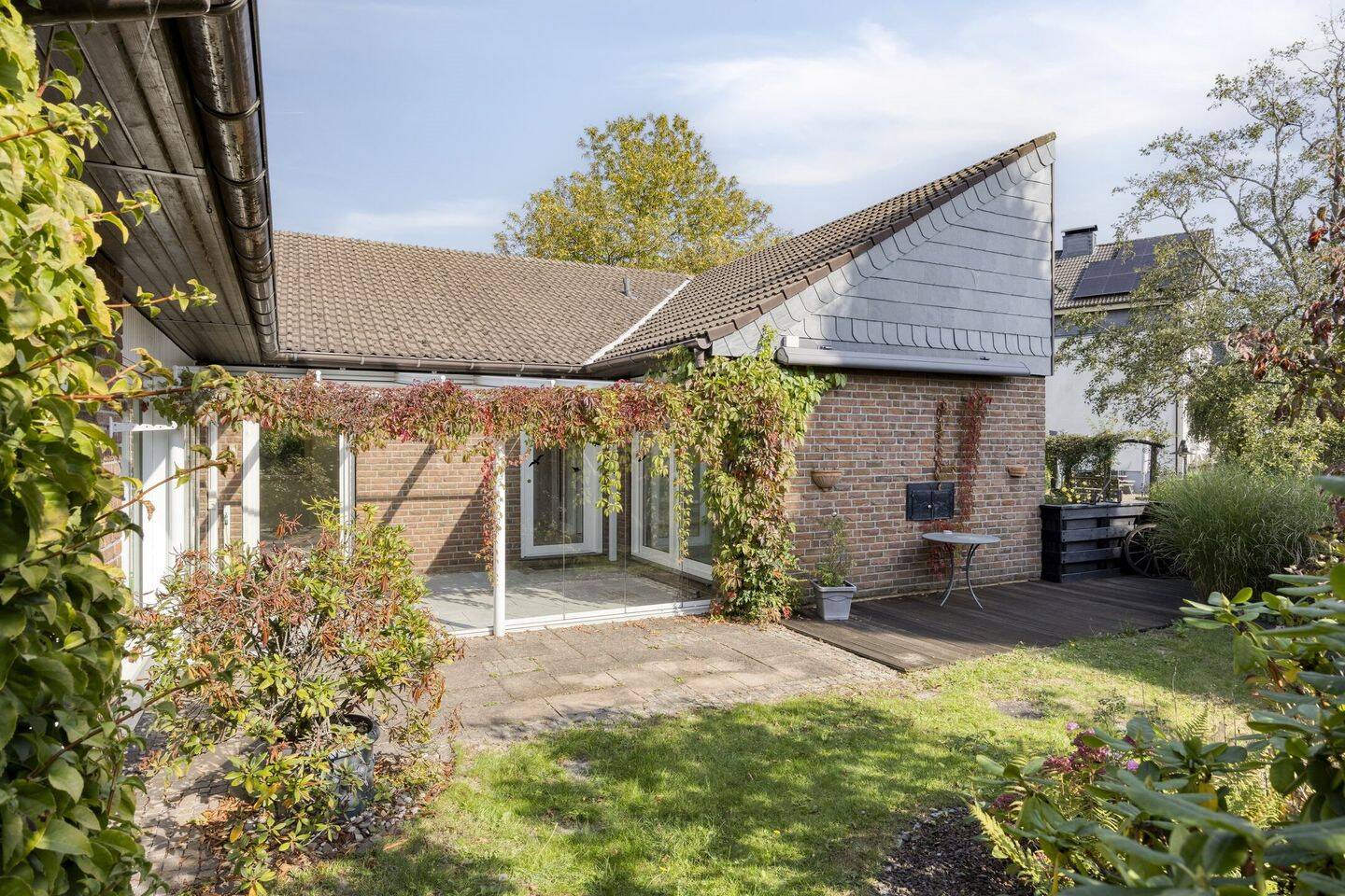 Freistehend gepflegter Bungalow mit großzügiger Wohnfläche, Wintergarten und Einliegerbereich in Solingen-Höhscheid, 42657 Solingen (Höhscheid Solingen-Mitte)