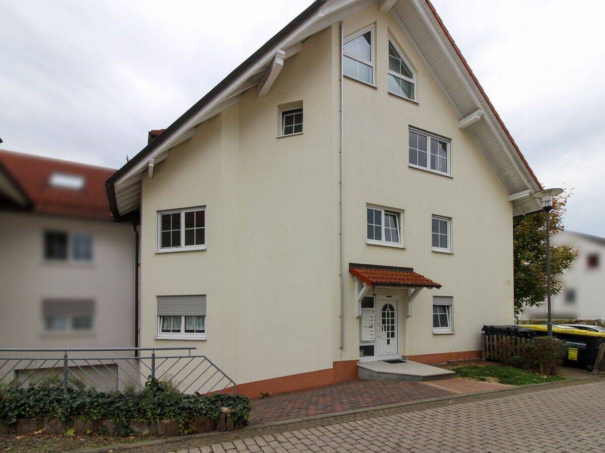 Gepflegte 3-Zimmer-Wohnung mit Balkon und Tiefgaragenstellplatz in Petersberg, 36100 Petersberg