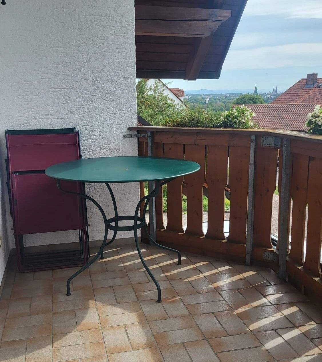 Gepflegte Geräumige Wohnung mit Balkon in idyllischer Ortsrandlage –, 93186 Pettendorf