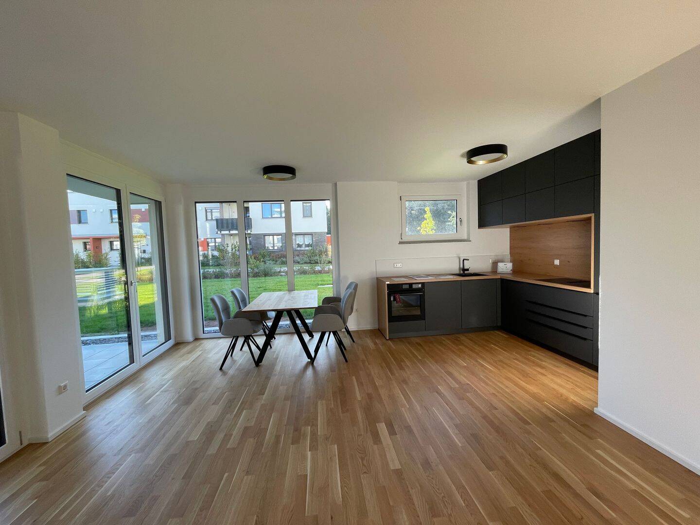 Friedrichspark: helle Eckwohnung mit großer Terrasse (23 m²), Tageslichtbad, Privatgarten (89 m²), 78050 Villingen-Schwenningen