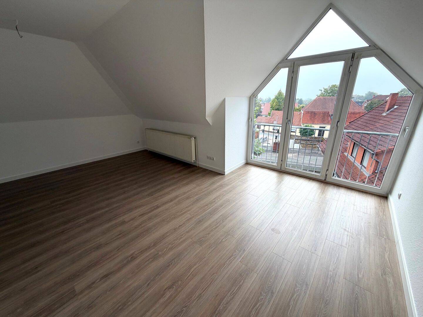 ! SO EINZIEHEN ! Gemütliche, total sanierte, Wohnung im DACHGESCHOSS eines drei Parteien-Hauses in zentraler Lage von ACHIM -Baden !, 28832 Achim
