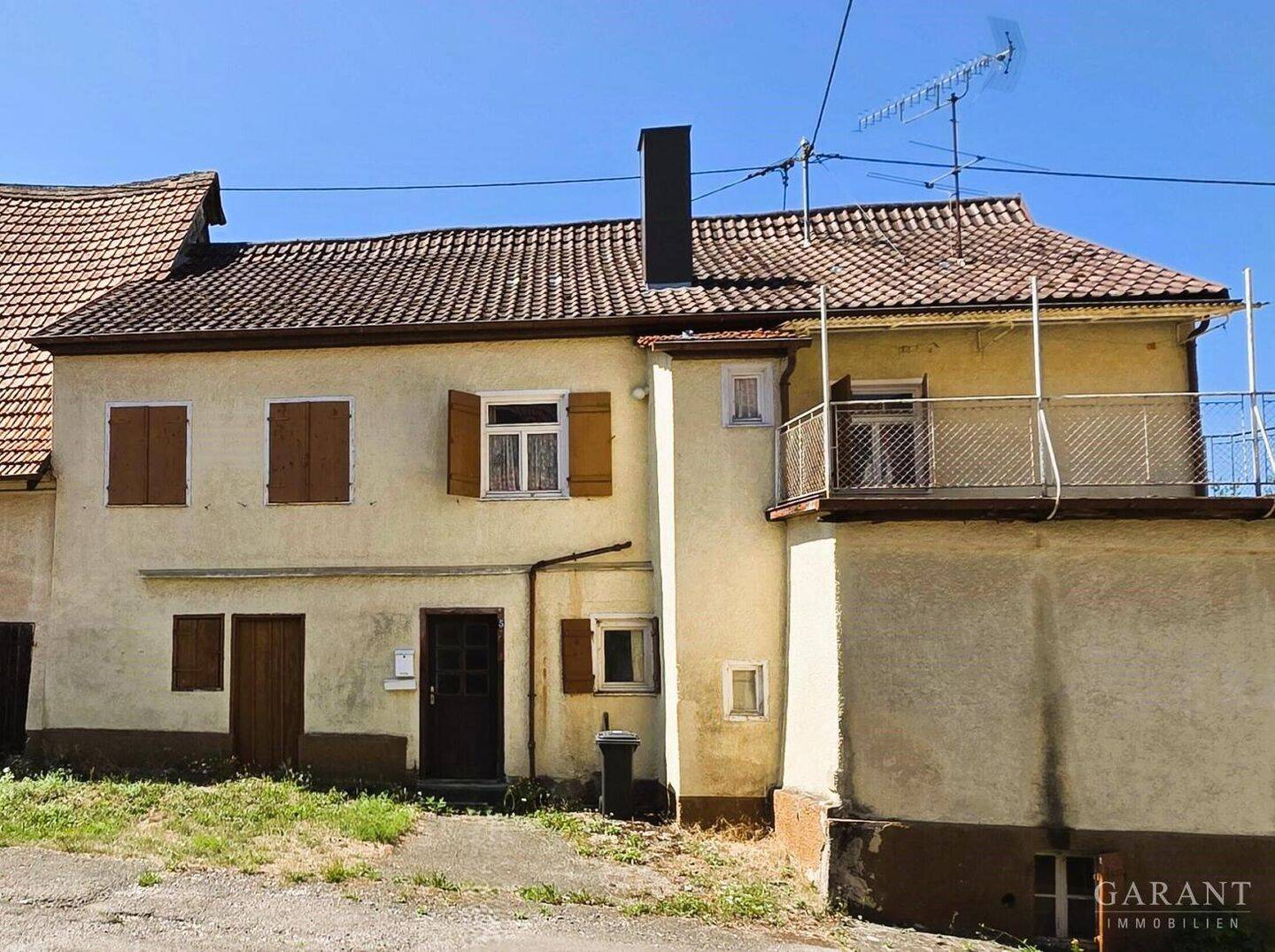 Sanierungsbedürftige Doppelhaushälfte in reizvoller Lage in Gomaringen, 72810 Gomaringen