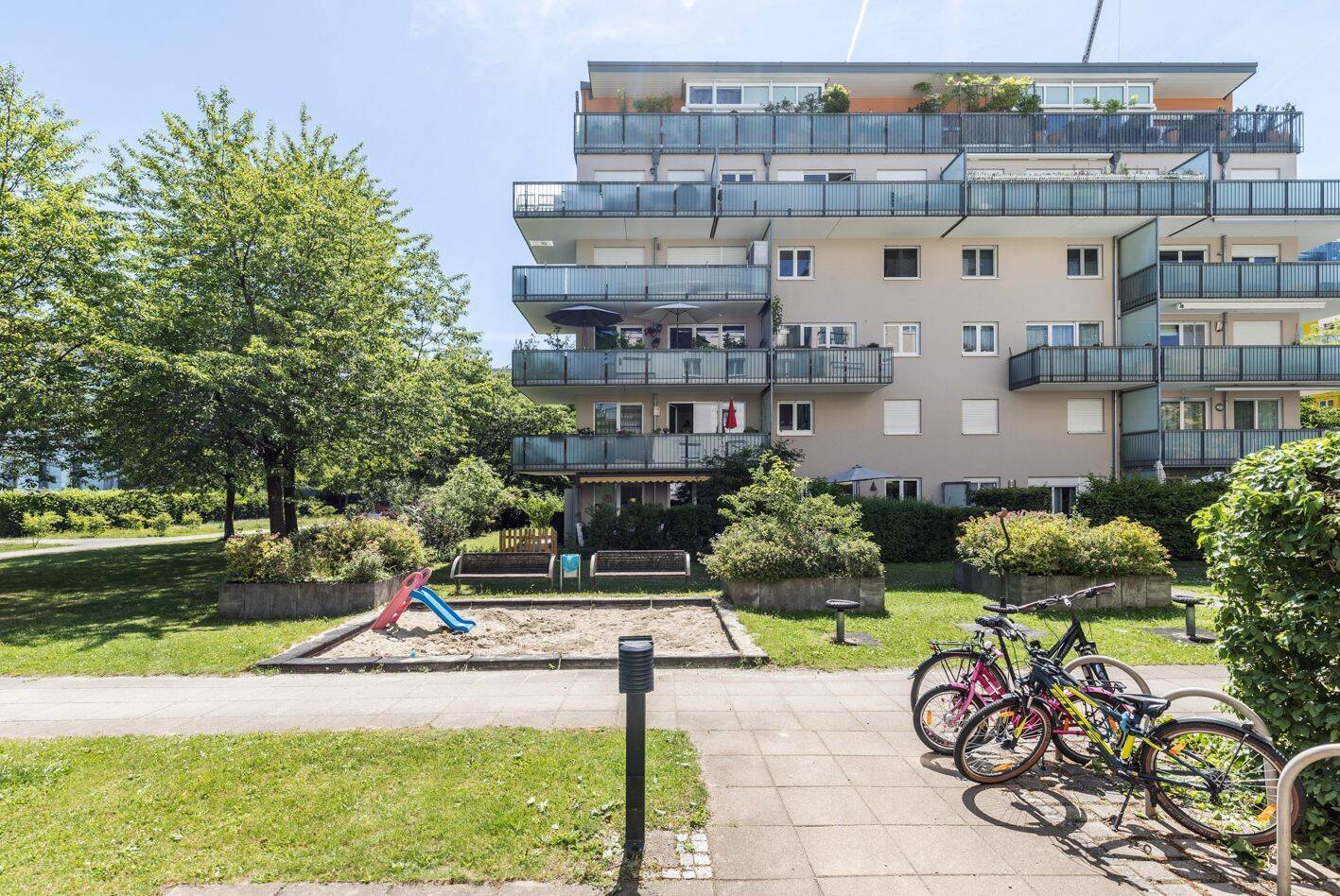 Ideal f.d. junge, kleine Familie – Spielplatz v.d.Tür, Grünfläche rundum, Kita ca. 100 m entfernt, 80807 München (Milbertshofen-Am Hart Schwabing-Freimann)