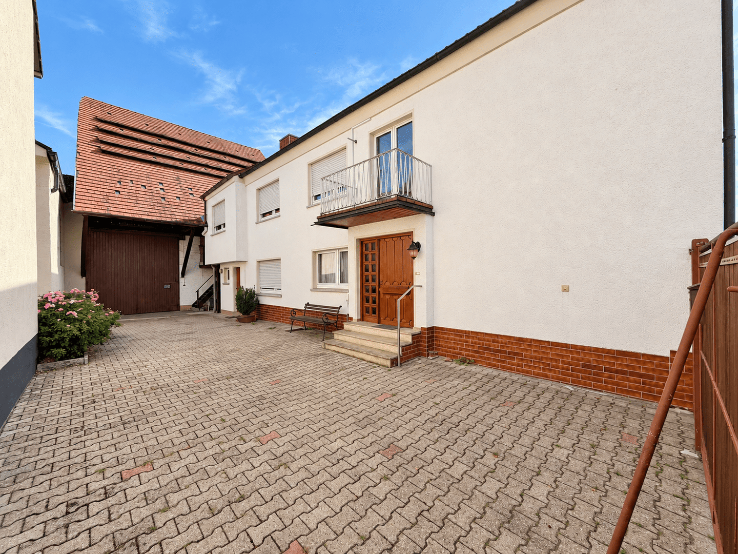 Viel Platz für Wohnen, Hobby und Ideen – freistehendes Einfamilienhaus mit Scheune in Hüttenfeld, 68623 Lampertheim
