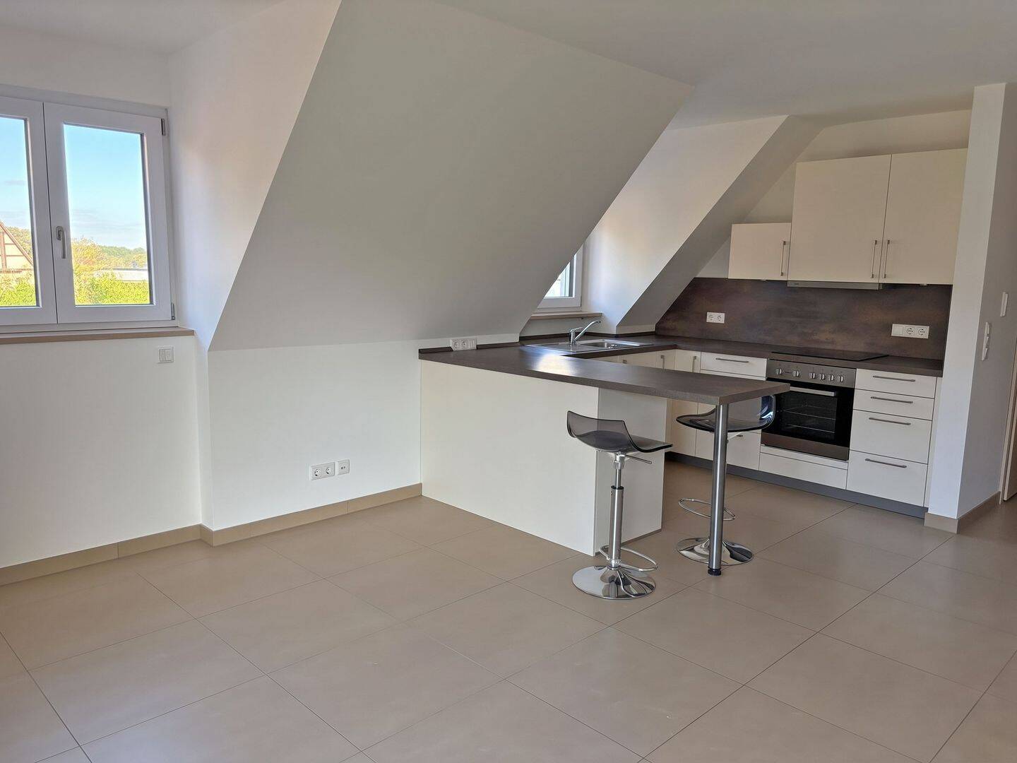 Gepflegte 2-Zimmer-Wohnung mit Einbauküche, Balkon & Stellplatz, 91056 Erlangen