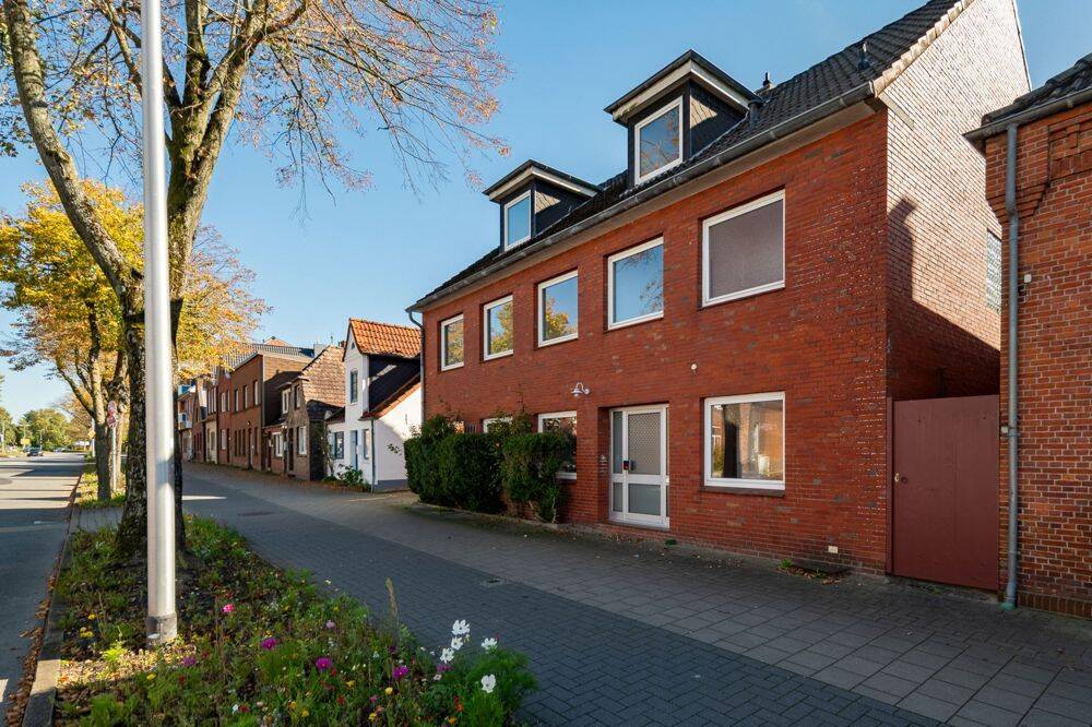 Zentrale Lage, viel Platz, viele Nutzungsmöglichkeiten, sofort verfügbar: Haus mit Praxis in Husum., 25813 Husum