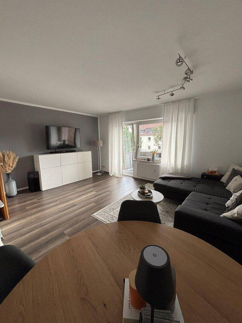 Moderne 2-Zimmer-Wohnung mit 2 Balkonen, EBK, Stellplatz & Wallbox, 50769 Köln (Chorweiler)