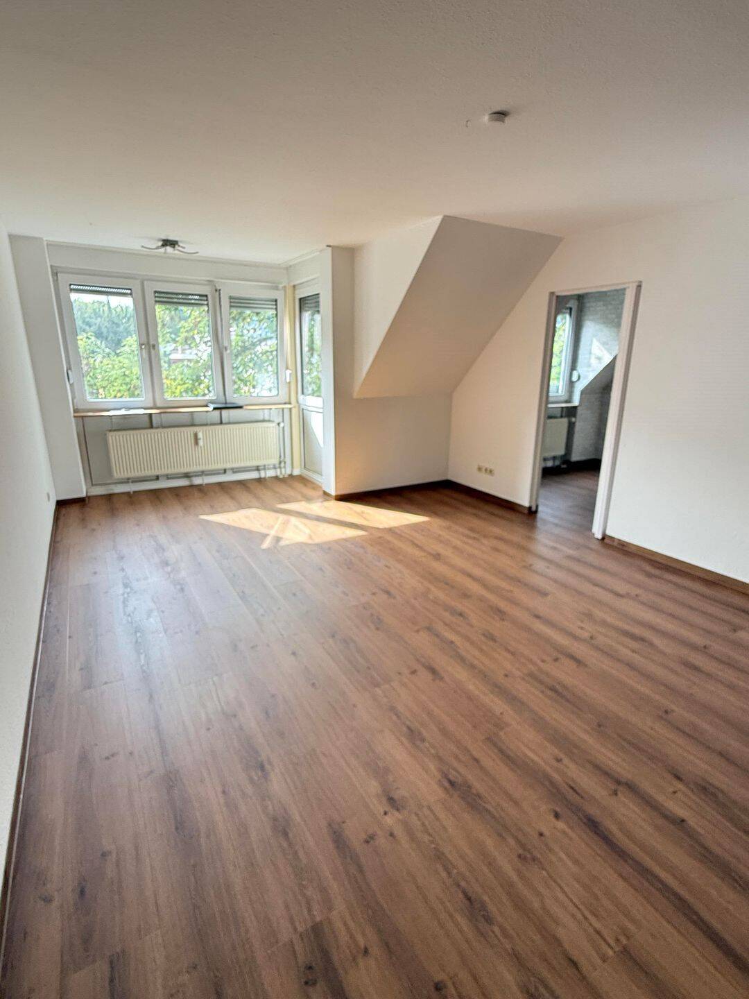 Wohnen, wo Bayreuth am schönsten ist – frisch renovierte Dachgeschosswohnung mit Stellplatz, 95444 Bayreuth (Altstadt City Gartenstadt Kreuzstein Neue Heimat)