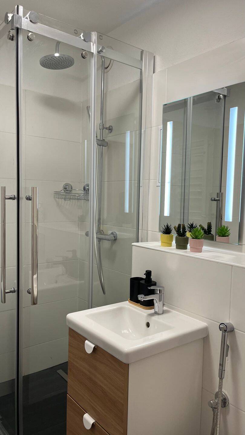 10th Floor Renovated & Fully Furnished 1-Room Apartment with Concierge Service, 12685 Berlin (Marzahn-Hellersdorf Marzahn)