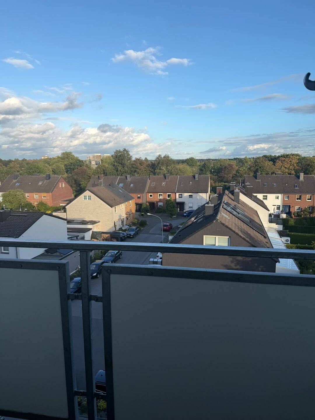 Ganz oben, ganz ruhig: helle 3-Zimmer-Wohnung mit 2 Loggien, Fernblick & Einbauküche, 47249 Duisburg (Buchholz Großenbaum Wanheim-Angerhausen)