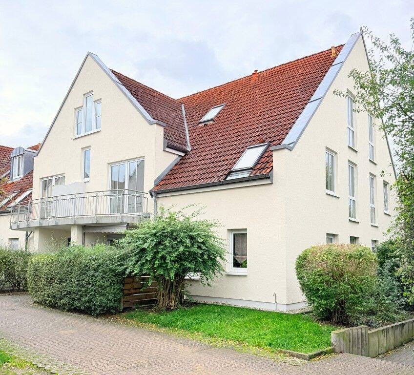 sofort verfügbar: frisch renovierte 2-Raum-Wohnung im Dachgeschoss mit Einbauküche, 1328 Dresden