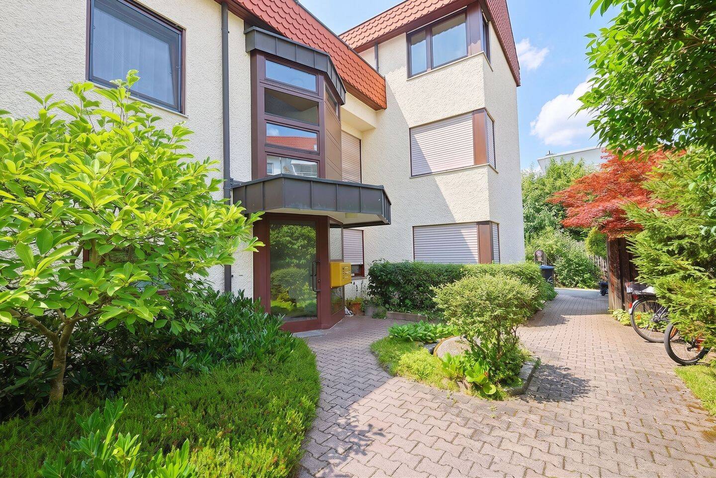 Zentral und ruhig – großzügige Dachgeschosswohnung mit schönem West-Balkon, 71063 Sindelfingen
