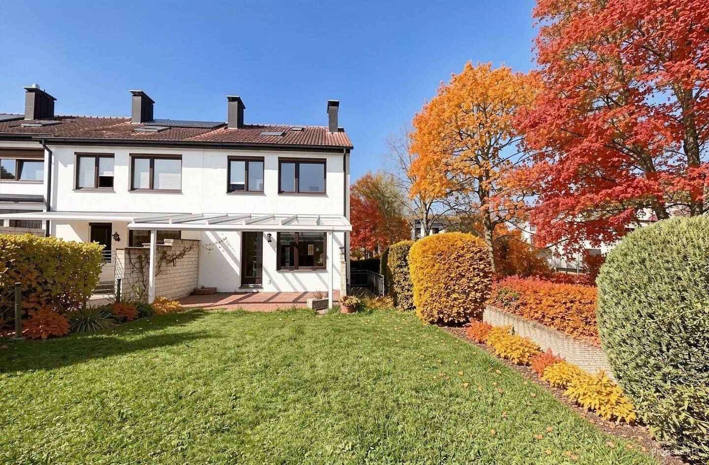 Familienfreundliches Reiheneckhaus mit Garten, überdachter Terrasse und Tiefgaragenstellplatz, 71067 Sindelfingen