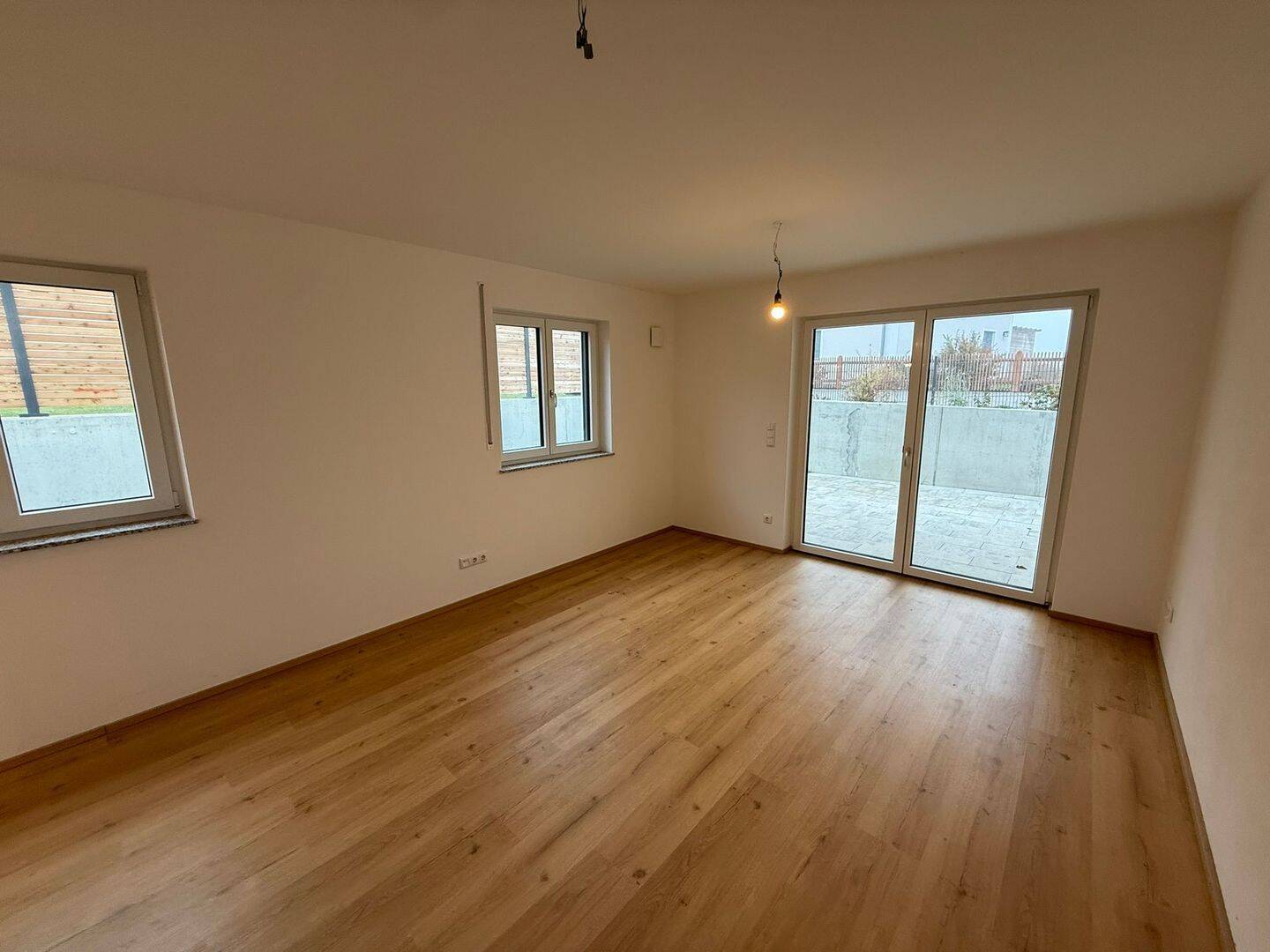 Neuwertige Erdgeschosswohnung in Traumlage, 86666 Burgheim