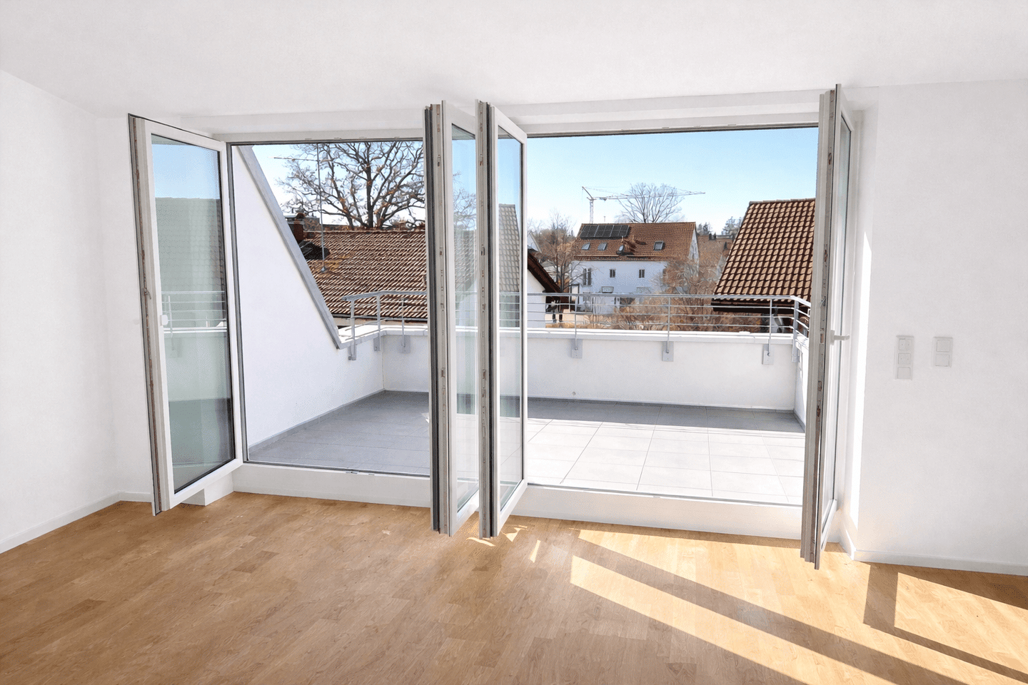 Lichtdurchflutete 3-Zi-Wohnung mit großzügiger Südterrasse und Westbalkon. Provisionsfrei!, 82205 Gilching
